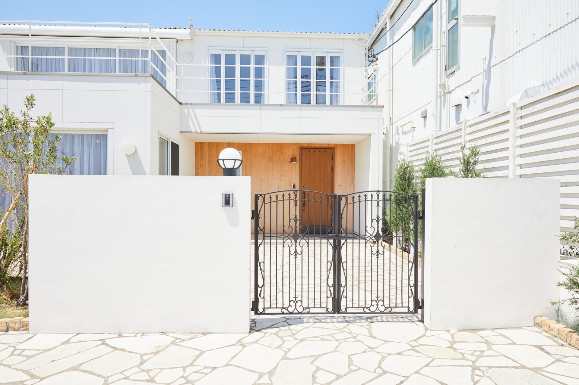 目隠しフェンスなどのエクステリアの施工や、その他外構工事・墓石は常総市にある『小島石材』へ